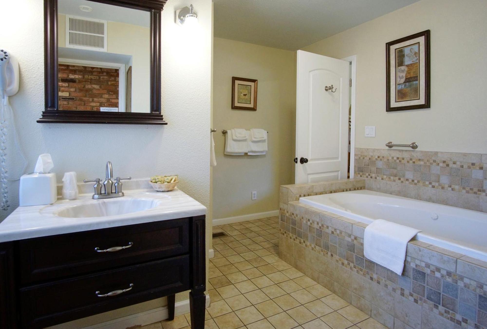 Charm Motel & Suites Burney Zewnętrze zdjęcie