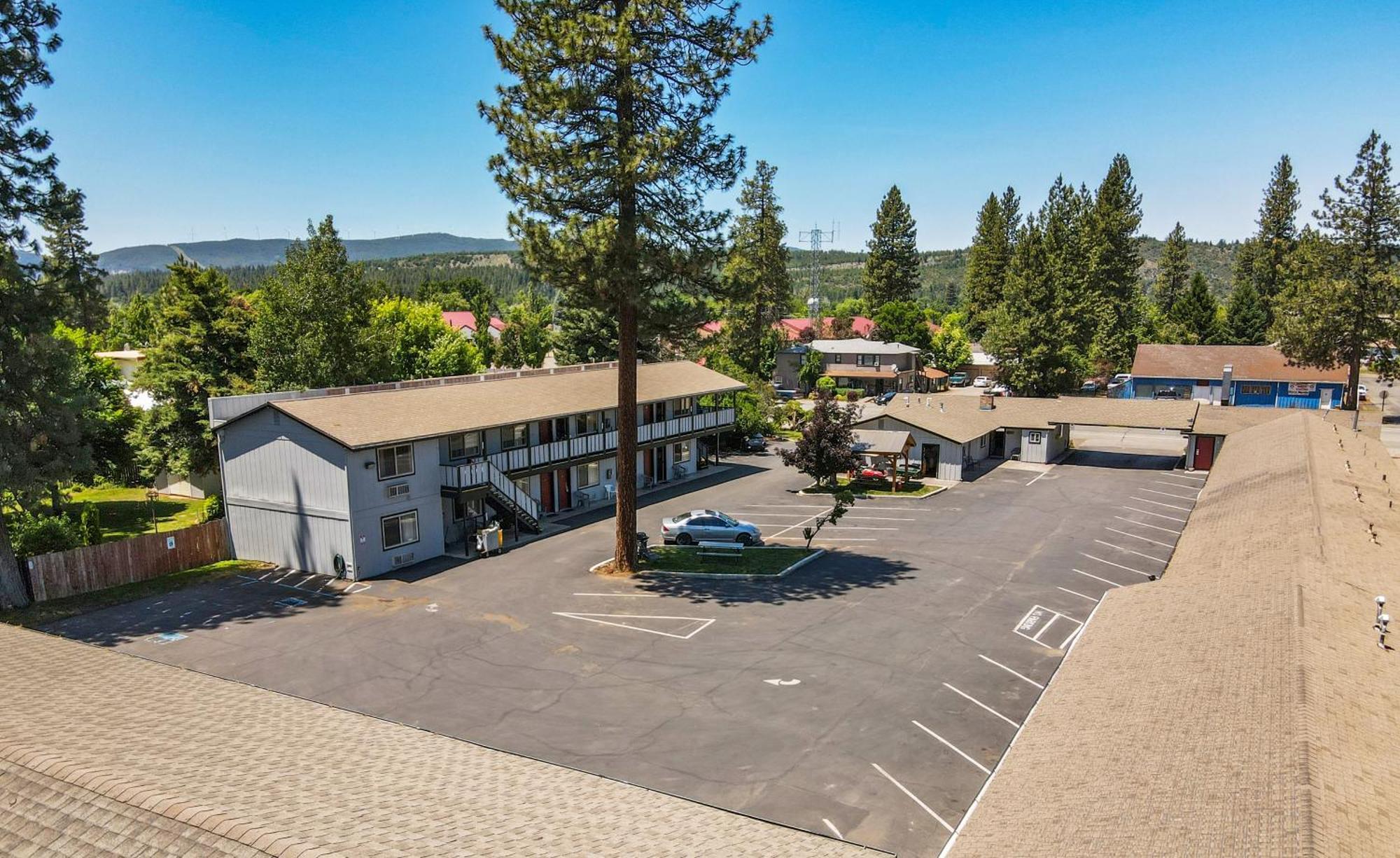 Charm Motel & Suites Burney Zewnętrze zdjęcie