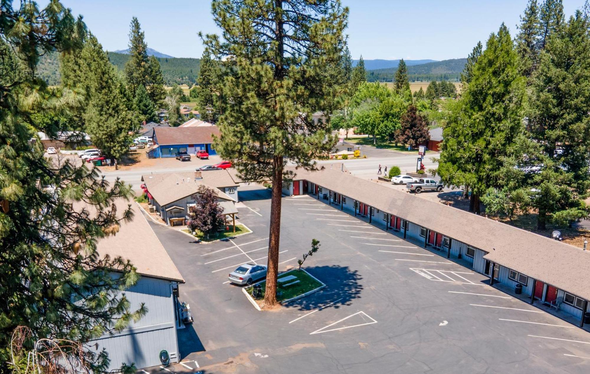 Charm Motel & Suites Burney Zewnętrze zdjęcie