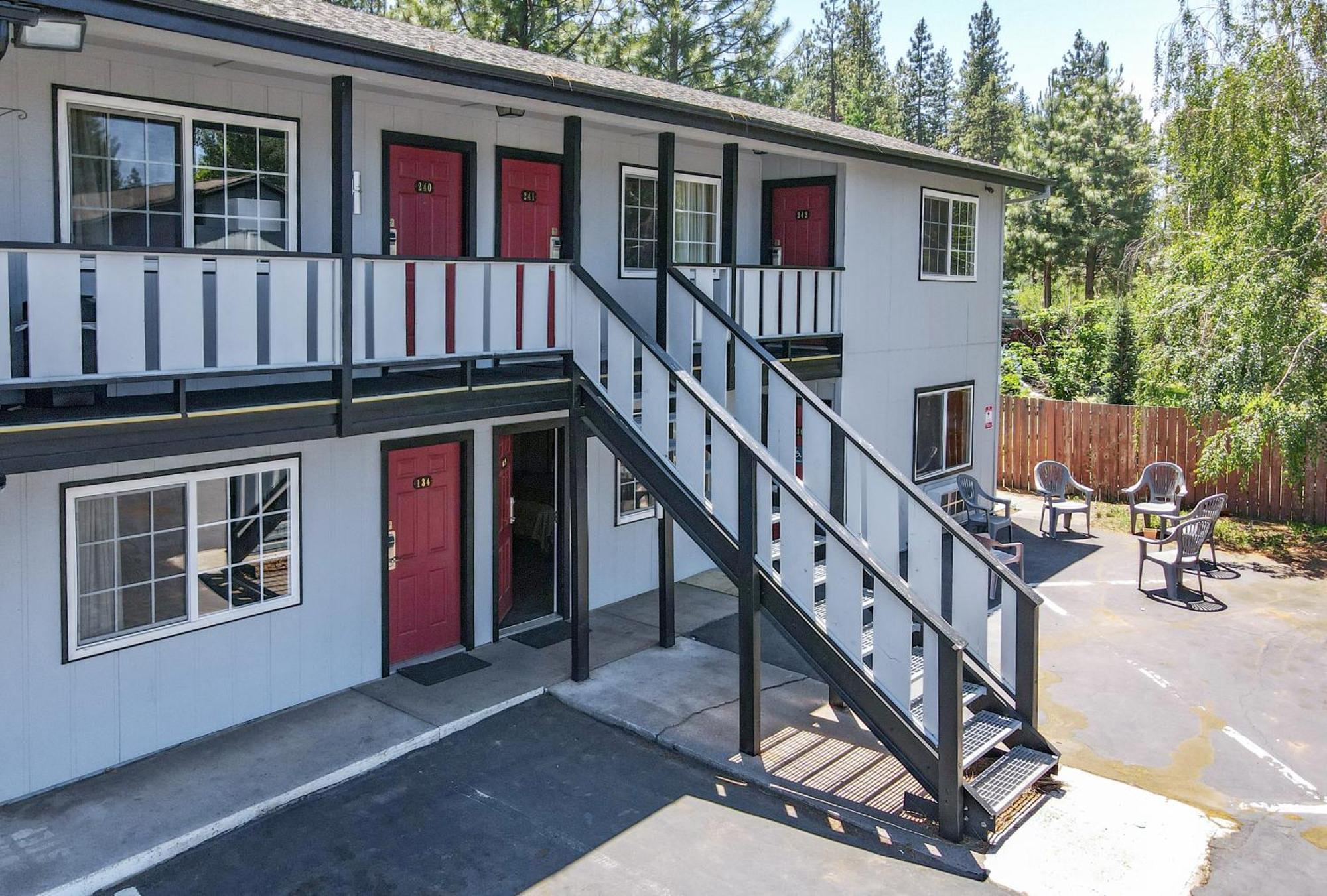 Charm Motel & Suites Burney Zewnętrze zdjęcie