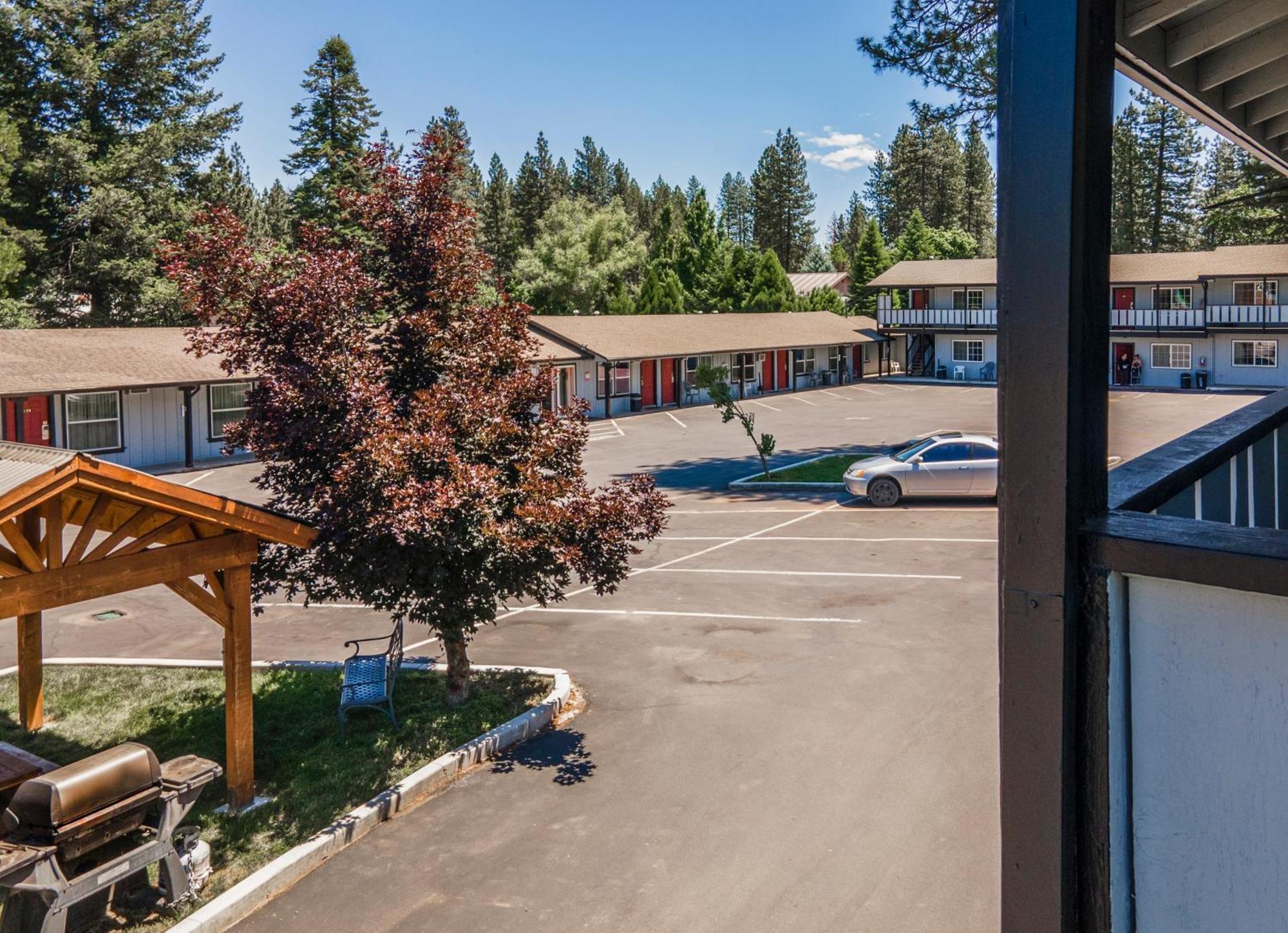 Charm Motel & Suites Burney Zewnętrze zdjęcie