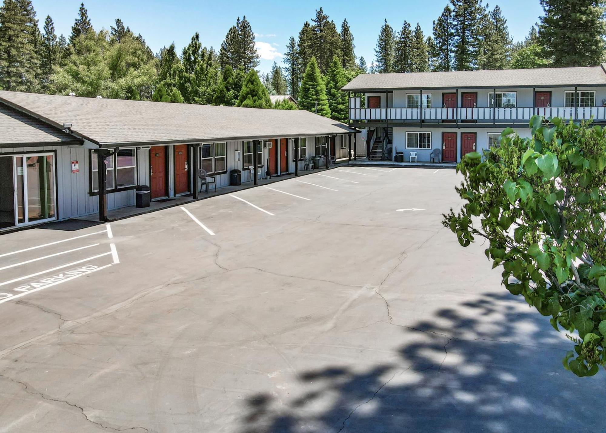 Charm Motel & Suites Burney Zewnętrze zdjęcie