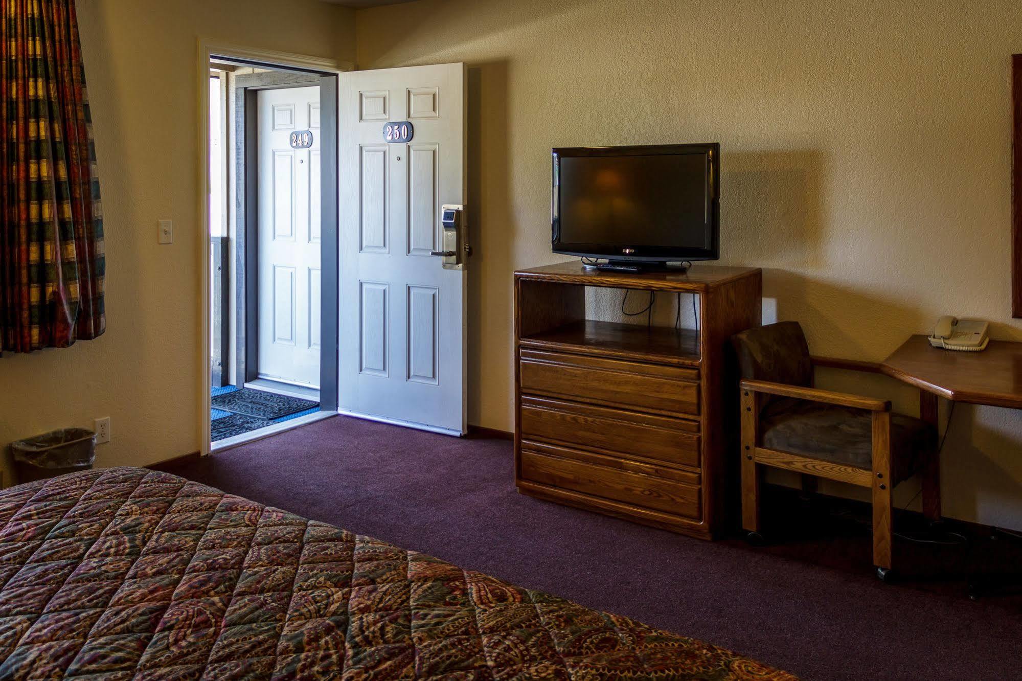 Charm Motel & Suites Burney Zewnętrze zdjęcie