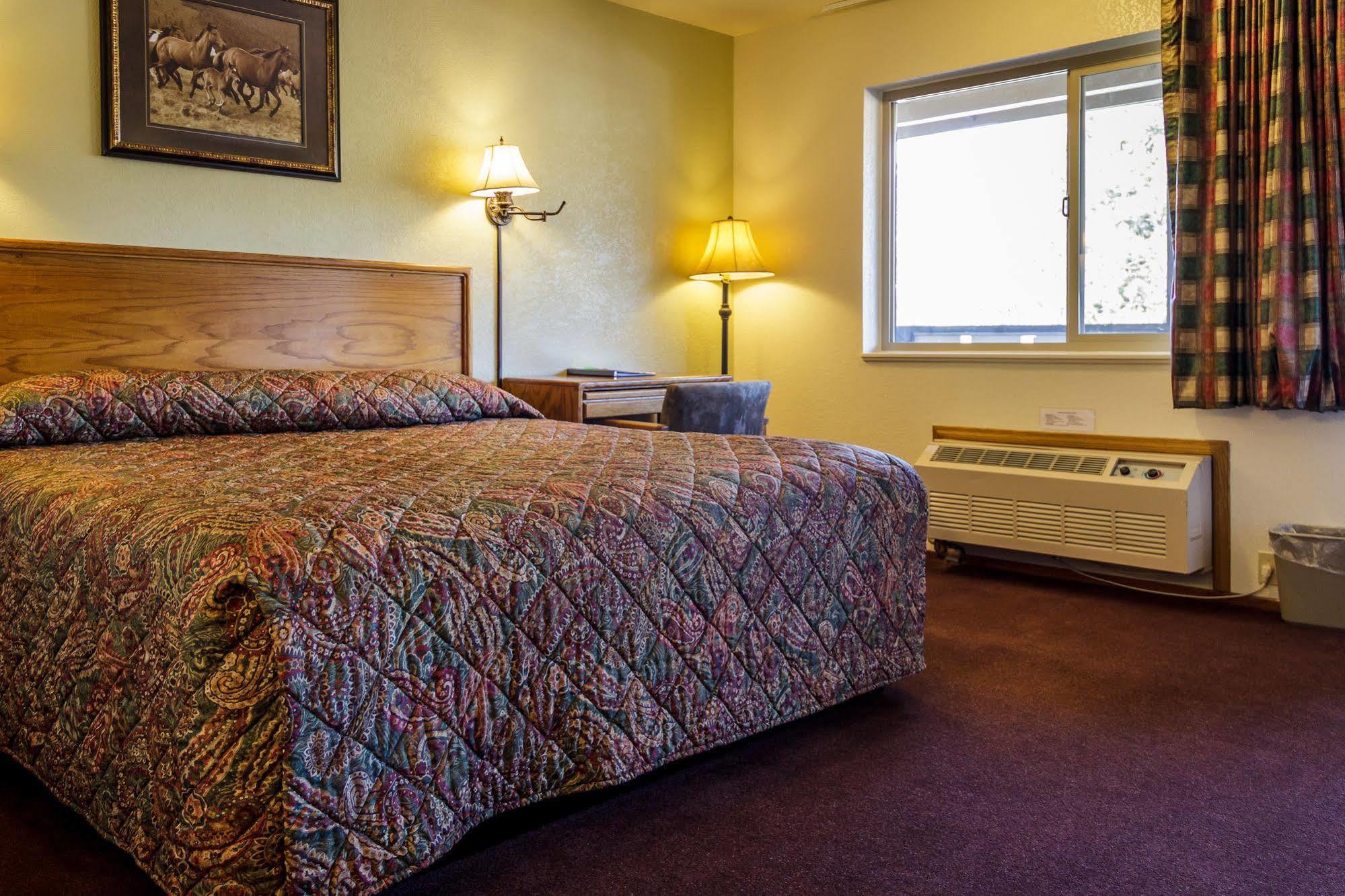 Charm Motel & Suites Burney Zewnętrze zdjęcie